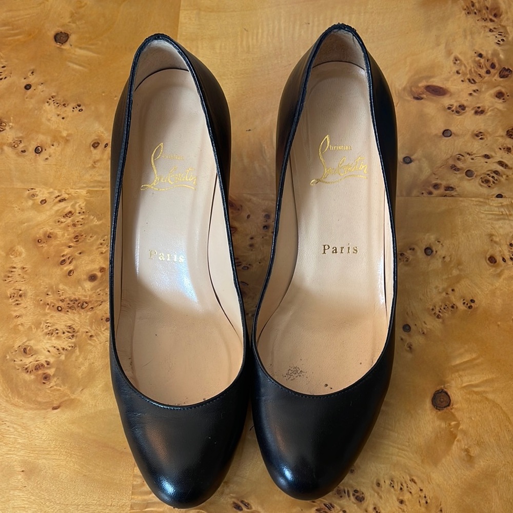 Christian Louboutin Black Leather Round Toe Pump Size 37